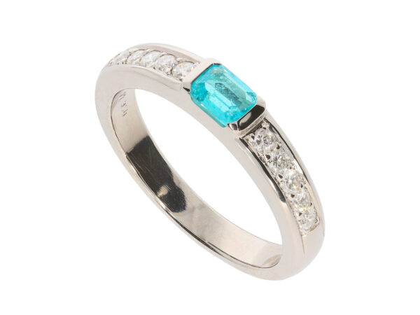 R2491-Pt-AJJ Ring aus Platin mit rechteckigem, brasilianischem Paraiba Turmalin von 0,285ct. Ringschiene besetzt mit 20 Brillanten von insegsamt 0,25ct Tw-vs