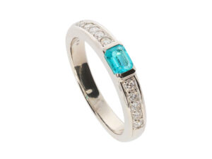 R2491-Pt-AJJ Ring aus Platin mit rechteckigem, brasilianischem Paraiba Turmalin von 0,285ct. Ringschiene besetzt mit 20 Brillanten von insegsamt 0,25ct Tw-vs