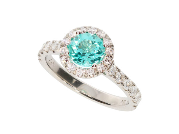 R2489-Pt-MDJJ Ring aus Platin mit rundem, afrikanischem Paraiba Turmalin, mit einem Durchmesser von 6,15mm und 0,98ct, eingefasst in Brillanten, Ringschiene halb besetzt mit Brillanten, insgesamt 26 Stück, 0,64ct Tw-if