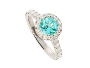 R2489-Pt-MDJJ Ring aus Platin mit rundem, afrikanischem Paraiba Turmalin, mit einem Durchmesser von 6,15mm und 0,98ct, eingefasst in Brillanten, Ringschiene halb besetzt mit Brillanten, insgesamt 26 Stück, 0,64ct Tw-if