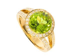R1838-7G-OEJA Ring in Gelbgold 750/- mit großem, rundem Peridot von 4,50ct, eingefasst in Brillanten sowie mit Brillanten besetzte Ringschiene, insgesamt 0,50ct Tw-vs