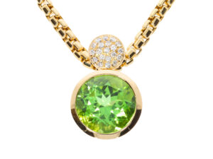 H2575-7G-HEPM wunderschöner Anhänger, mit 14,4mm großem, rundem Peridot, gefasst in Gelbgold, Einhänger rund, besetzt mit Brillanten