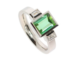 R2498-PT-OEMD Platinring mit grünem Turmalin von 1,55ct und zwei Diamant-Baguettes von insgesamt 0,22ct